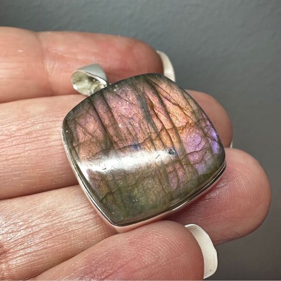 21mm PURPLE FLASH Labradorite pendant in solid sterling silver! - Picture 4 of 11